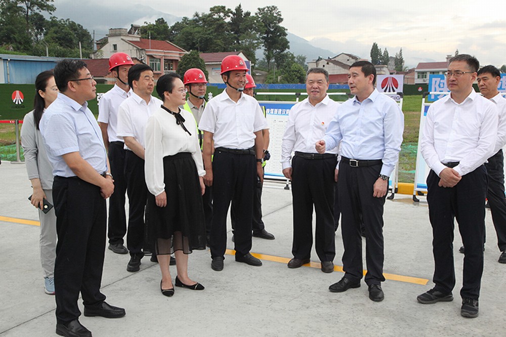 陜煤集團(tuán)黨委書(shū)記、董事長(zhǎng)張文琪視察建設(shè)集團(tuán)承建的漢陰縣實(shí)驗(yàn)中學(xué)項(xiàng)目