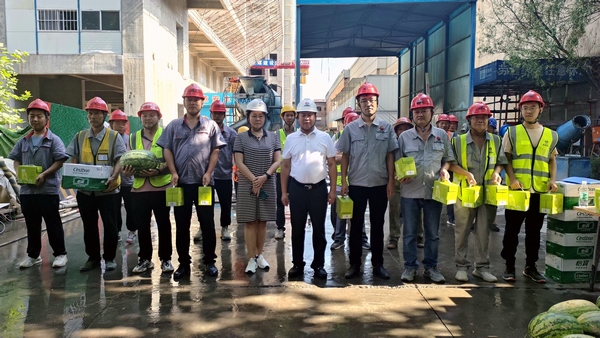 陜煤建設(shè)銅煤公司開展“夏送清涼”關(guān)愛活動