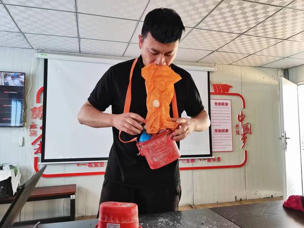 陜煤建設(shè)礦建二公司第一項(xiàng)目部開(kāi)展壓縮氧自救器培訓(xùn)工作
