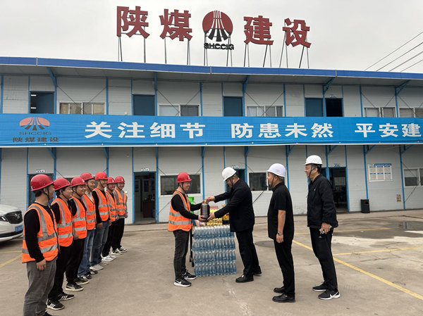 慰問暖人心 關(guān)愛鼓干勁