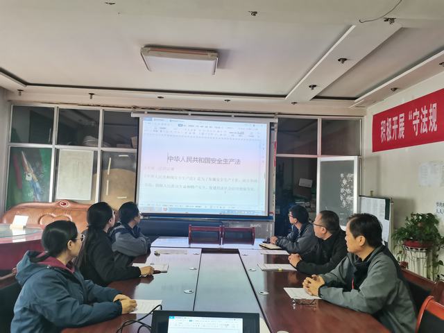  陜煤建設(shè)韓城分公司土建五項(xiàng)目部開展“黨員、團(tuán)員身邊無隱患”系列活動(dòng)為安全生產(chǎn)保駕護(hù)航