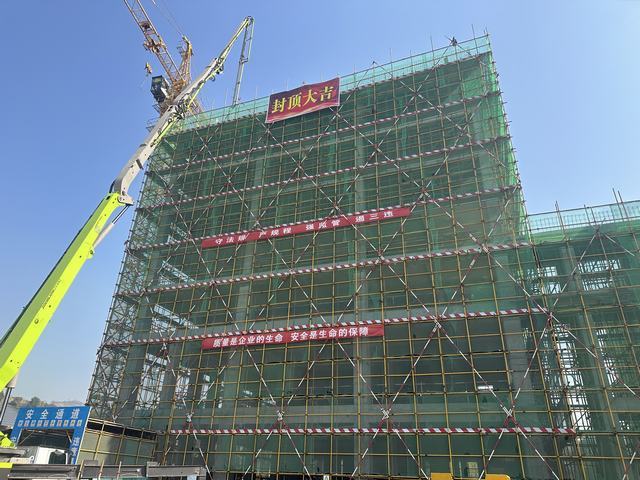 陜煤建設(shè)韓城分公司土建十三項(xiàng)目部承建的王峰煤礦培訓(xùn)中心樓順利封頂