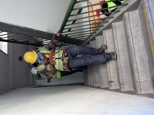 陜煤建設(shè)新城公司第一項(xiàng)目部開展火災(zāi)事故應(yīng)急救援演練活動