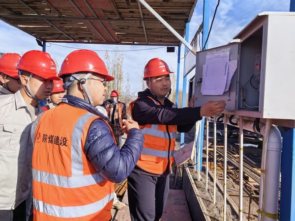 陜煤建設(shè)天工公司新疆第一項(xiàng)目部開展“小問題、大隱患、堵漏洞、保安全”活動(dòng)