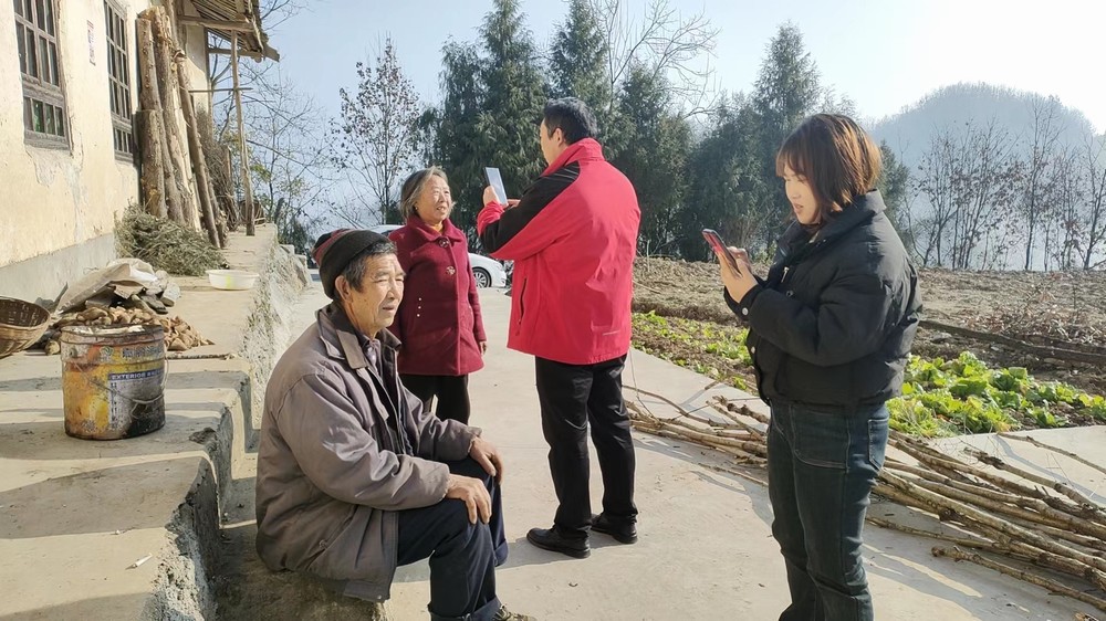 陜煤建設(shè)駐村工作隊(duì)開展養(yǎng)老待遇領(lǐng)取資格認(rèn)證志愿服務(wù)