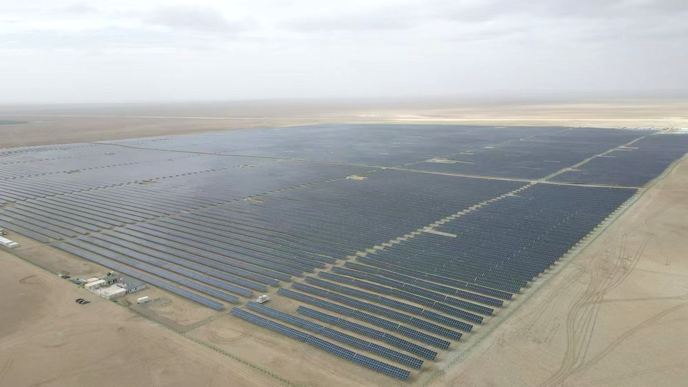 陜煤建設(shè)天工公司青海西臺光儲項(xiàng)目（光伏場區(qū)）土建及光伏組件安裝工程圓滿完工