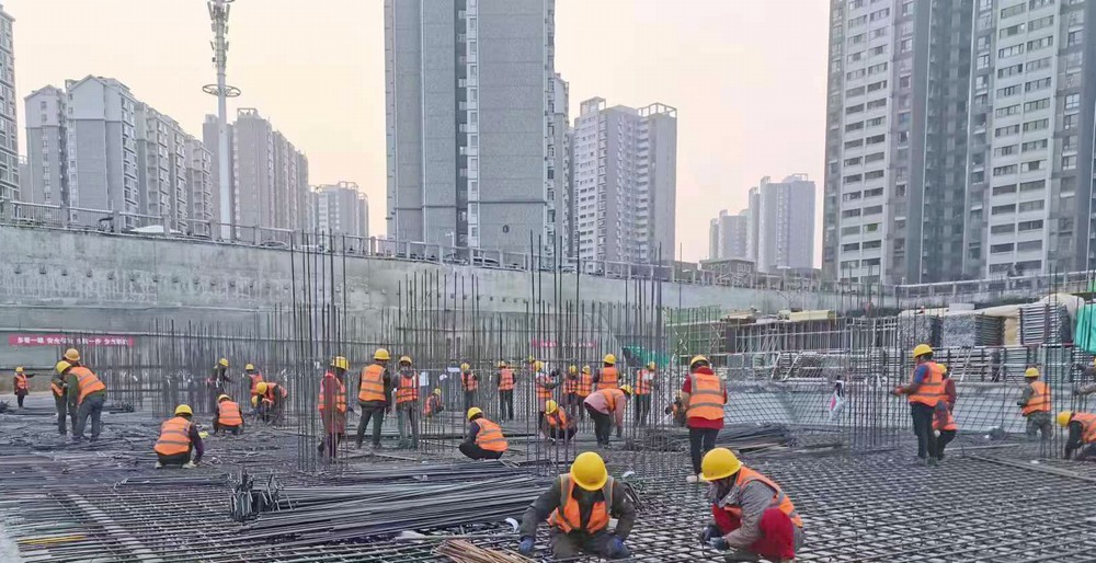 陜煤建設(shè)新龍城直屬項(xiàng)目部：國慶假日不打烊，熱火朝天忙生產(chǎn)