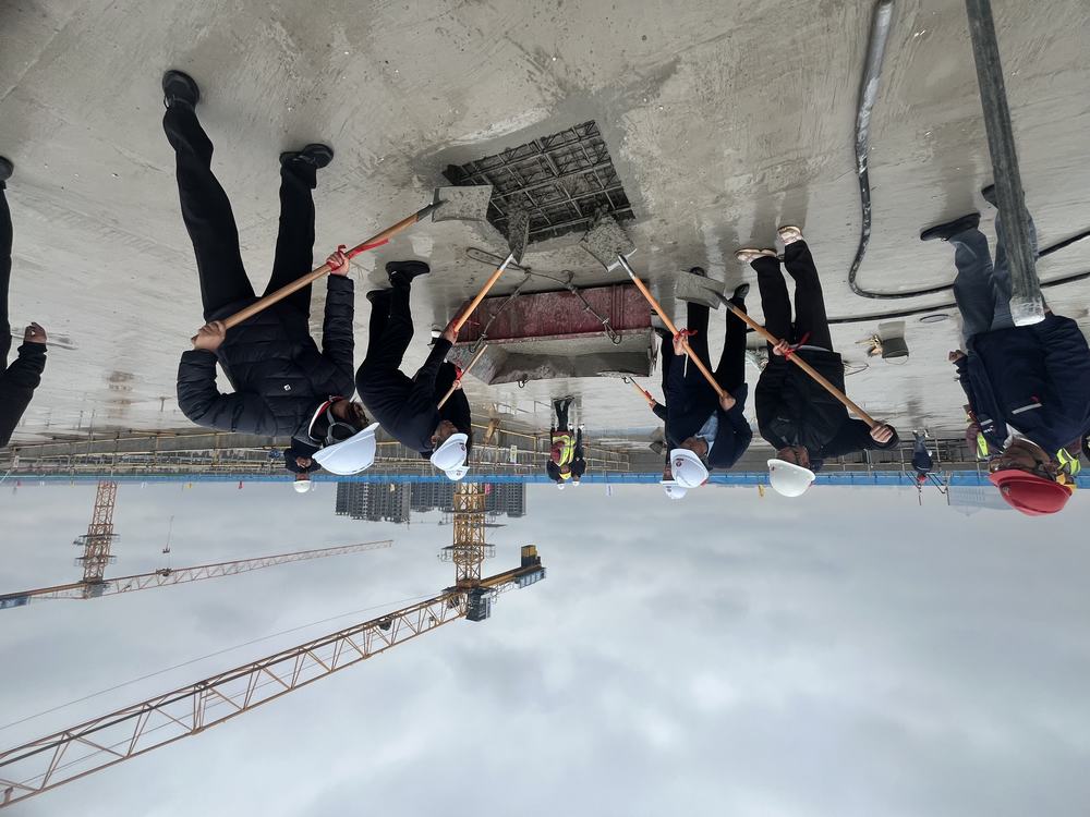 喜報！陜煤建設(shè)榆林公司承建的遷建榆林市第八中學項目N1標段綜合樓主體喜迎封頂