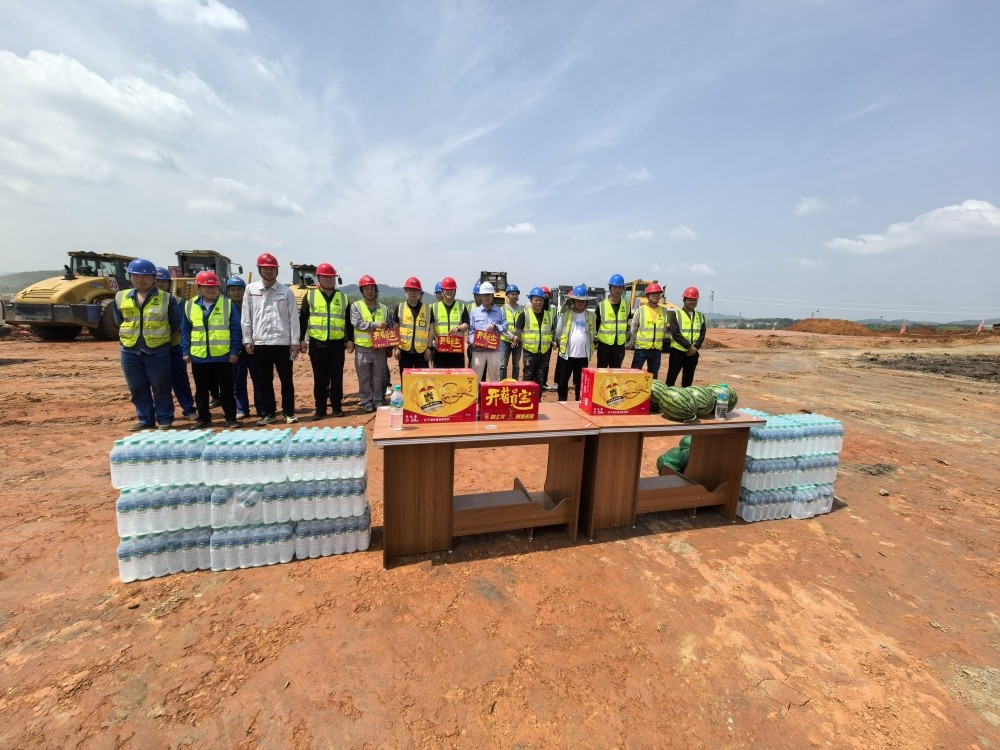 以關(guān)懷致敬堅守 用行動助力建設(shè)