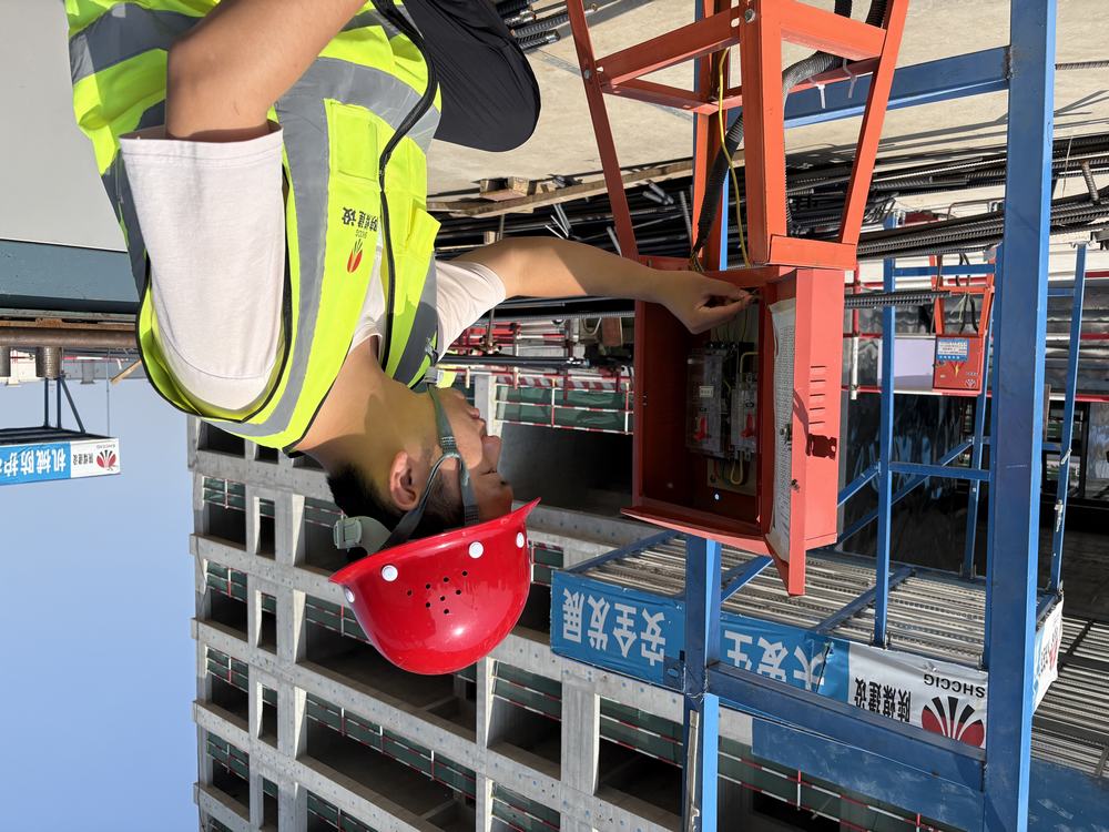 陜煤建設(shè)天工公司的 520 硬核告白：安全帽作玫瑰，卷尺圖紙寫情詩