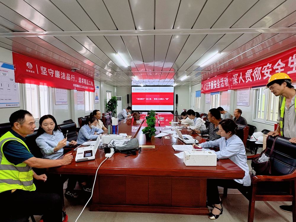 陜煤建設(shè)天工公司土建第二十七項目部聯(lián)合浦發(fā)銀行開展農(nóng)民工工資卡專項辦理活動