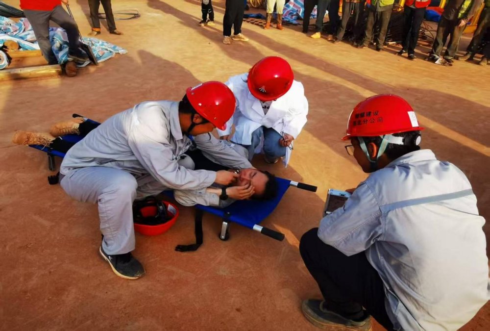 陜煤建設(shè)西北分公司汨羅項(xiàng)目部開(kāi)展防暑演練培訓(xùn)聯(lián)合檢查筑牢安全防線