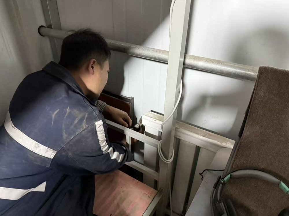 陜煤建設(shè)煤礦運(yùn)營服務(wù)分公司：寒潮來襲暖意融 關(guān)愛職工在行動